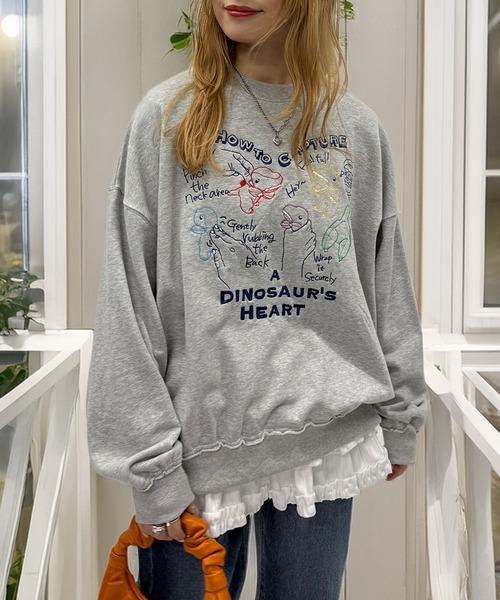 DOUBLE NAME（ダブルネーム）の「How to Capture a Dino. Heart 刺しゅうプルオーバー（スウェット・レディース・グレー/オフホワイト・FREE）」の2枚目の写真