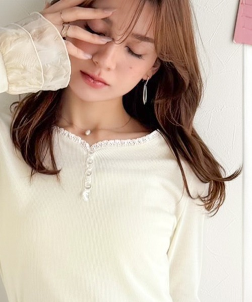 mily bilet(ミウィビレット)の「【mily bilet】大人フェミニンを叶える。袖フリルレースヘンリーネックトップス(Tシャツ/カットソー・レディース・グレー/ブラック/アイボリー・LARGE/MEDIUM/SMALL/X-LARGE)」の2枚目の写真