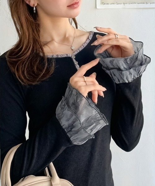 mily bilet(ミウィビレット)の「【mily bilet】大人フェミニンを叶える。袖フリルレースヘンリーネックトップス(Tシャツ/カットソー・レディース・グレー/ブラック/アイボリー・LARGE/MEDIUM/SMALL/X-LARGE)」の3枚目の写真