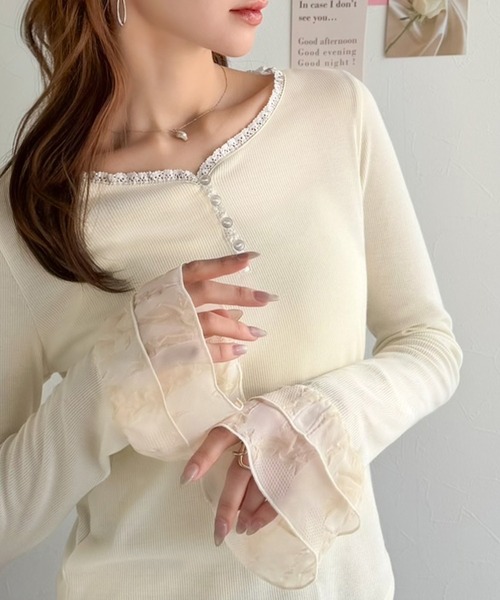 mily bilet(ミウィビレット)の「【mily bilet】大人フェミニンを叶える。袖フリルレースヘンリーネックトップス(Tシャツ/カットソー・レディース・グレー/ブラック/アイボリー・LARGE/MEDIUM/SMALL/X-LARGE)」の4枚目の写真