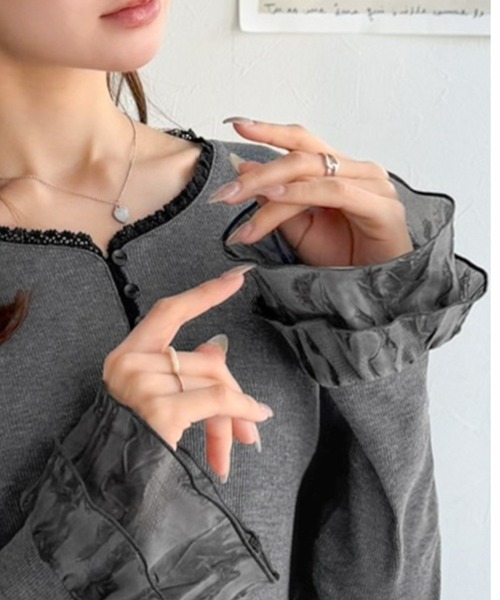 mily bilet(ミウィビレット)の「【mily bilet】大人フェミニンを叶える。袖フリルレースヘンリーネックトップス(Tシャツ/カットソー・レディース・グレー/ブラック/アイボリー・LARGE/MEDIUM/SMALL/X-LARGE)」の7枚目の写真