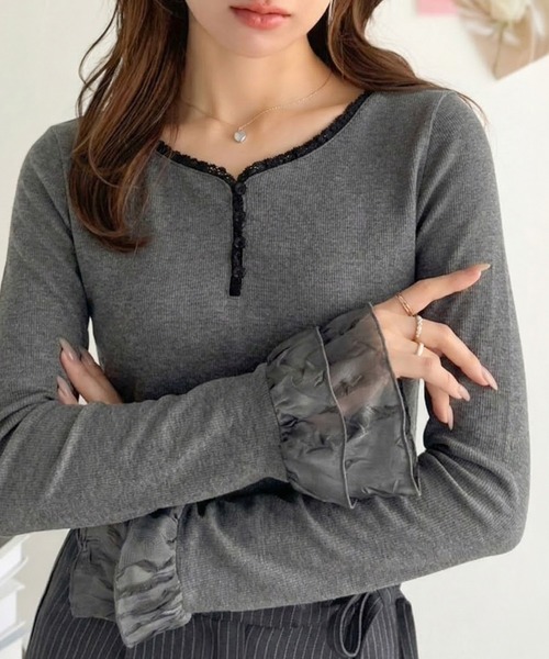 mily bilet(ミウィビレット)の「【mily bilet】大人フェミニンを叶える。袖フリルレースヘンリーネックトップス(Tシャツ/カットソー・レディース・グレー/ブラック/アイボリー・LARGE/MEDIUM/SMALL/X-LARGE)」の6枚目の写真