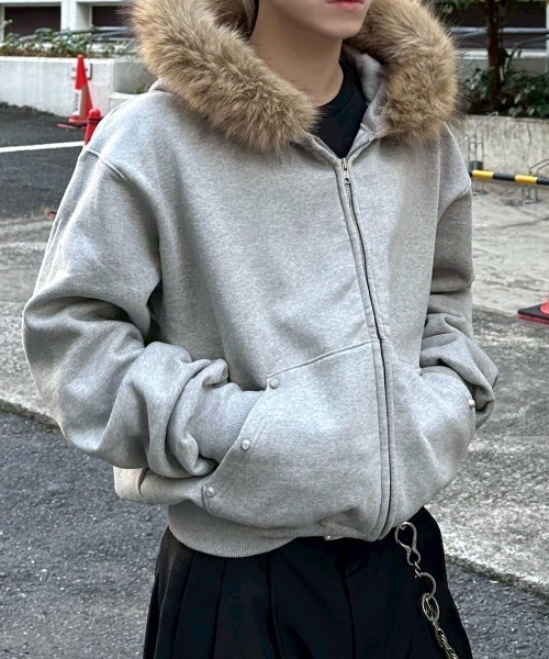 Chikashitsu +(チカシツプラス)の「【Chikashitsu +】cropped studs fur zip hoodie / 【チカシツプラス】クロップドスタッズファージップフーディ(パーカー・メンズ・ブラック/グレー・ONE SIZE)」の2枚目の写真