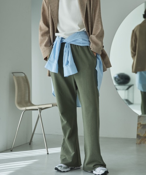 Doux archives（ドゥアルシーヴ）の「【ZOZO限定】美脚見え/ピグメント裏毛フレアパンツ（スウェットパンツ・レディース・チャコールグレー/アイボリー/カーキ・FREE）」の3枚目の写真