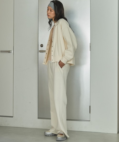 Doux archives（ドゥアルシーヴ）の「【ZOZO限定】美脚見え/ピグメント裏毛フレアパンツ（スウェットパンツ・レディース・チャコールグレー/アイボリー/カーキ・FREE）」の4枚目の写真