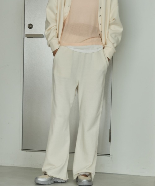 Doux archives（ドゥアルシーヴ）の「【ZOZO限定】美脚見え/ピグメント裏毛フレアパンツ（スウェットパンツ・レディース・チャコールグレー/アイボリー/カーキ・FREE）」の16枚目の写真