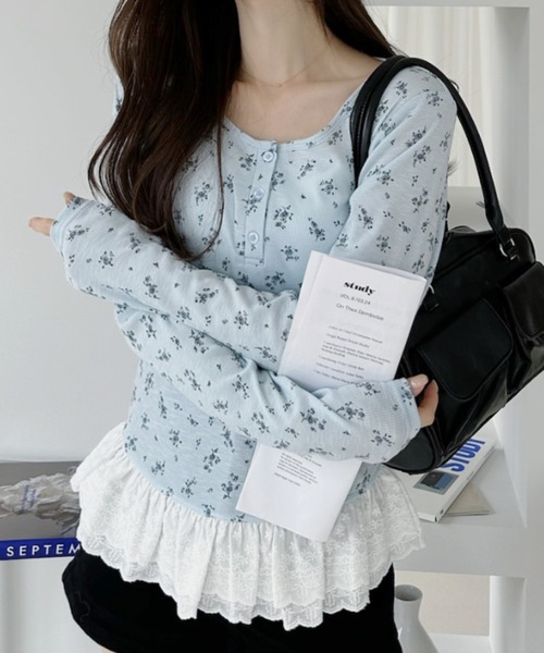 Ada.(エイダ)の「小花柄 裾レース ヘンリーネックロンT(Tシャツ/カットソー・レディース・ブルー/アイボリー/チャコール・FREE)」の3枚目の写真
