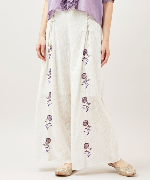 チャイハネ（チャイハネ）の「【チャイハネ】ペティナ刺繍ワイドフレアパンツ（その他パンツ・レディース・ブラック/ホワイト/ブルー・FREE）」の2枚目の写真