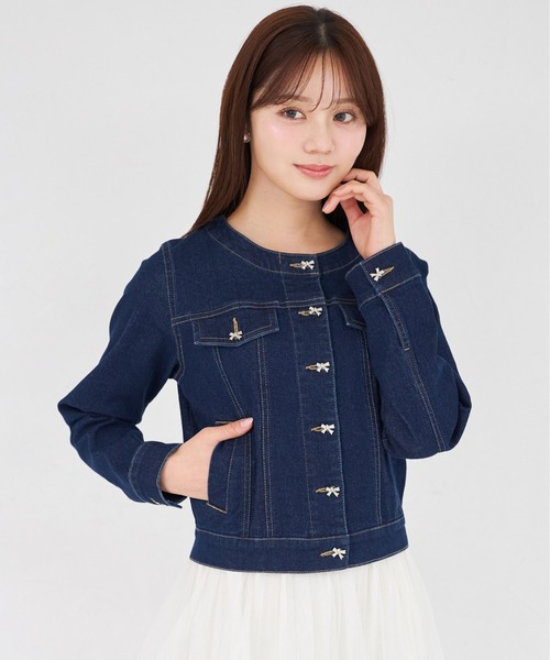 tocco closet(トッコ クローゼット)の「ビジューリボン釦ノーカラーデニムジャケット(デニムジャケット・レディース・インディゴブルー/ライトブルー・M)」の2枚目の写真
