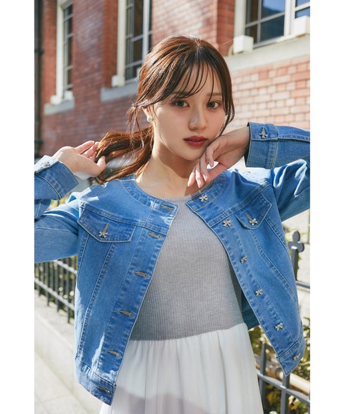 tocco closet(トッコ クローゼット)の「ビジューリボン釦ノーカラーデニムジャケット(デニムジャケット・レディース・インディゴブルー/ライトブルー・M)」の1枚目の写真
