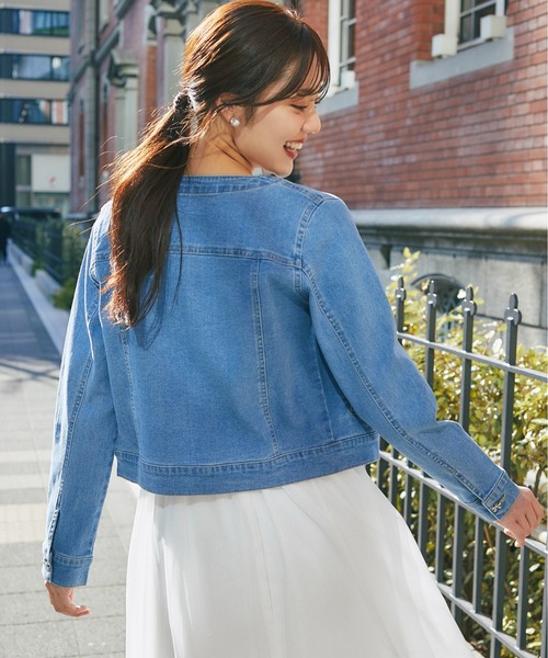 tocco closet(トッコ クローゼット)の「ビジューリボン釦ノーカラーデニムジャケット(デニムジャケット・レディース・インディゴブルー/ライトブルー・M)」の3枚目の写真