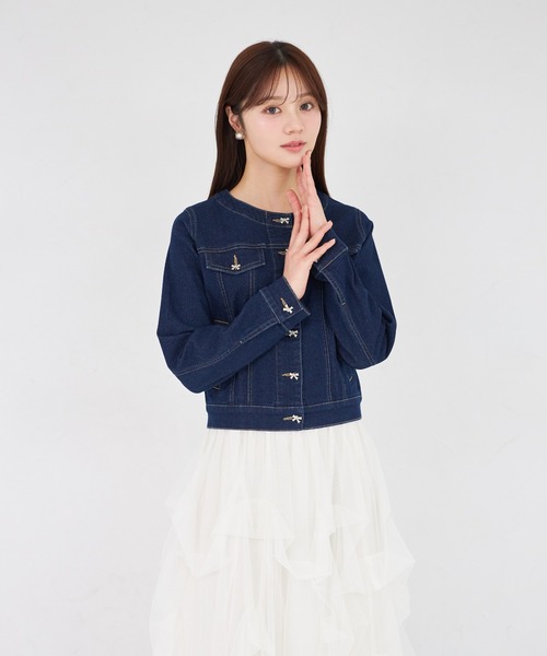 tocco closet(トッコ クローゼット)の「ビジューリボン釦ノーカラーデニムジャケット(デニムジャケット・レディース・インディゴブルー/ライトブルー・M)」の6枚目の写真