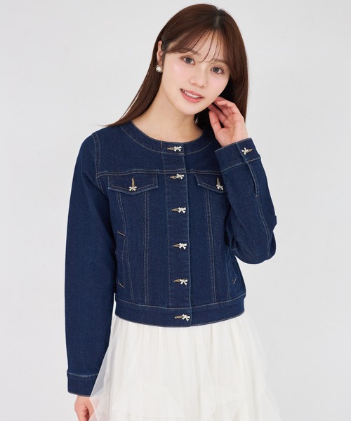 tocco closet(トッコ クローゼット)の「ビジューリボン釦ノーカラーデニムジャケット(デニムジャケット・レディース・インディゴブルー/ライトブルー・M)」の7枚目の写真