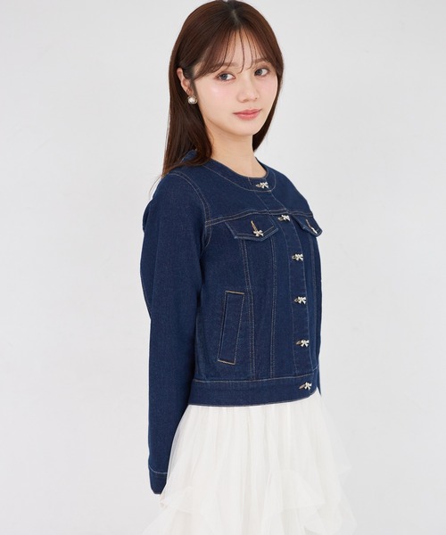 tocco closet(トッコ クローゼット)の「ビジューリボン釦ノーカラーデニムジャケット(デニムジャケット・レディース・インディゴブルー/ライトブルー・M)」の8枚目の写真