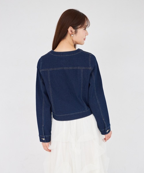 tocco closet(トッコ クローゼット)の「ビジューリボン釦ノーカラーデニムジャケット(デニムジャケット・レディース・インディゴブルー/ライトブルー・M)」の9枚目の写真
