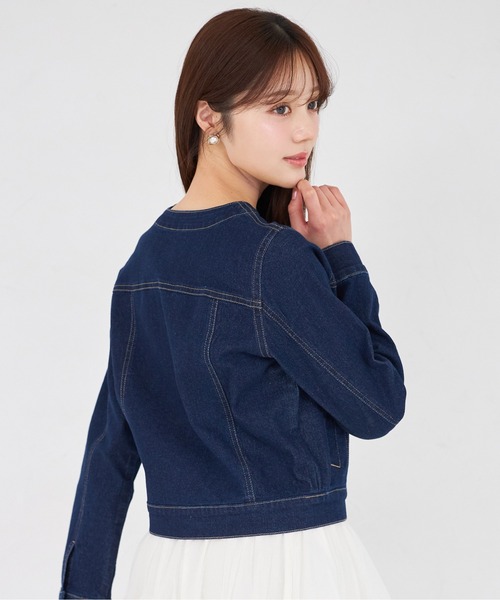 tocco closet(トッコ クローゼット)の「ビジューリボン釦ノーカラーデニムジャケット(デニムジャケット・レディース・インディゴブルー/ライトブルー・M)」の10枚目の写真