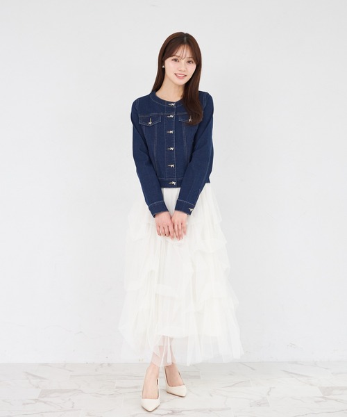 tocco closet(トッコ クローゼット)の「ビジューリボン釦ノーカラーデニムジャケット(デニムジャケット・レディース・インディゴブルー/ライトブルー・M)」の4枚目の写真