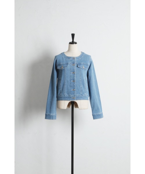 tocco closet(トッコ クローゼット)の「ビジューリボン釦ノーカラーデニムジャケット(デニムジャケット・レディース・インディゴブルー/ライトブルー・M)」の12枚目の写真