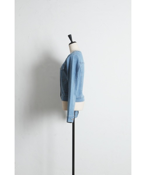 tocco closet(トッコ クローゼット)の「ビジューリボン釦ノーカラーデニムジャケット(デニムジャケット・レディース・インディゴブルー/ライトブルー・M)」の13枚目の写真