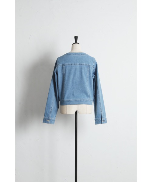 tocco closet(トッコ クローゼット)の「ビジューリボン釦ノーカラーデニムジャケット(デニムジャケット・レディース・インディゴブルー/ライトブルー・M)」の14枚目の写真