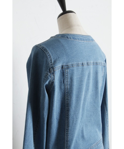 tocco closet(トッコ クローゼット)の「ビジューリボン釦ノーカラーデニムジャケット(デニムジャケット・レディース・インディゴブルー/ライトブルー・M)」の15枚目の写真