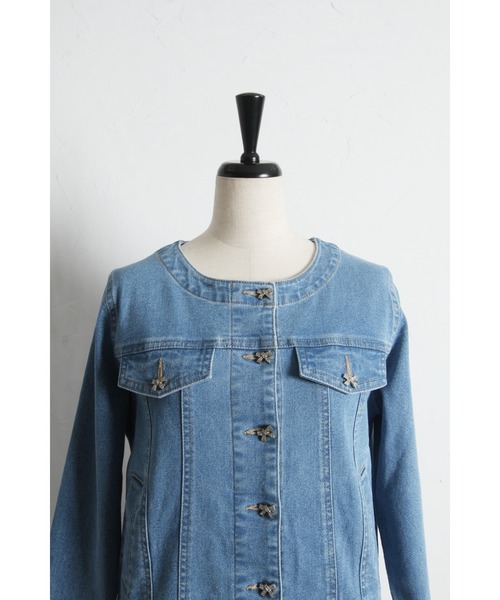 tocco closet(トッコ クローゼット)の「ビジューリボン釦ノーカラーデニムジャケット(デニムジャケット・レディース・インディゴブルー/ライトブルー・M)」の16枚目の写真