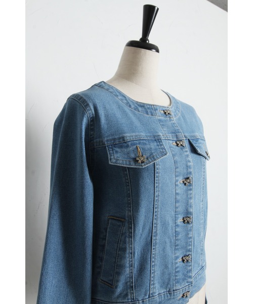 tocco closet(トッコ クローゼット)の「ビジューリボン釦ノーカラーデニムジャケット(デニムジャケット・レディース・インディゴブルー/ライトブルー・M)」の17枚目の写真