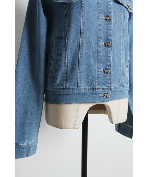 tocco closet(トッコ クローゼット)の「ビジューリボン釦ノーカラーデニムジャケット(デニムジャケット・レディース・インディゴブルー/ライトブルー・M)」の18枚目の写真
