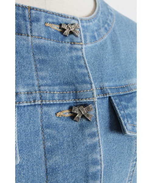 tocco closet(トッコ クローゼット)の「ビジューリボン釦ノーカラーデニムジャケット(デニムジャケット・レディース・インディゴブルー/ライトブルー・M)」の19枚目の写真