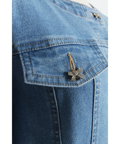 tocco closet(トッコ クローゼット)の「ビジューリボン釦ノーカラーデニムジャケット(デニムジャケット・レディース・インディゴブルー/ライトブルー・M)」の20枚目の写真