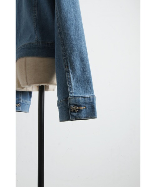 tocco closet(トッコ クローゼット)の「ビジューリボン釦ノーカラーデニムジャケット(デニムジャケット・レディース・インディゴブルー/ライトブルー・M)」の22枚目の写真