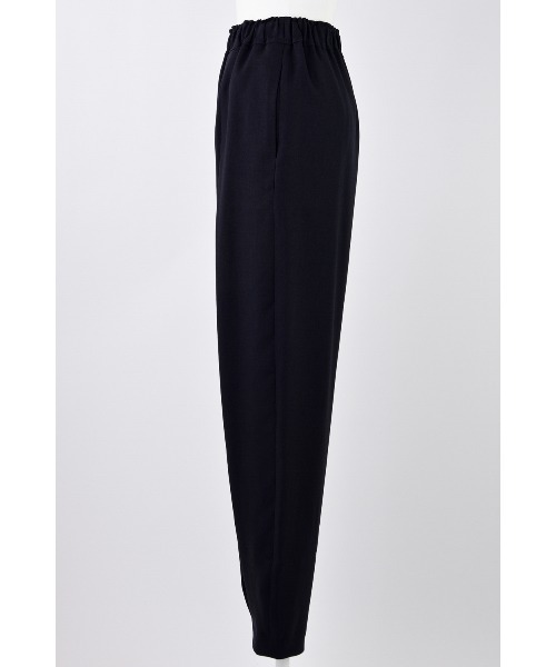 ENFOLD(エンフォルド)の「DRAPE TAPERED-TROUSERS(スラックス・レディース・ブラック/ダークネイビー・36/38)」の6枚目の写真
