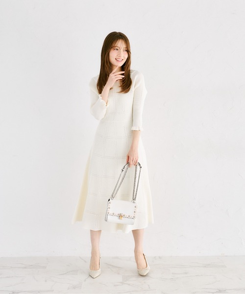 tocco closet(トッコ クローゼット)の「袖口フリル付きスカラネックシアーチェックリブニットワンピース(ワンピース・レディース・ネイビー/オフホワイト/ピンクベージュ・M)」の4枚目の写真