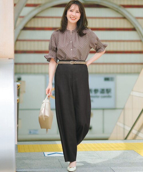 23区 S(ニジュウサンクチイサイサイズ)の「リネンライクグロッシー ワイドパンツ(その他パンツ・レディース・ネイビー系/グレー系/ベージュ系・34/30/32)」の9枚目の写真