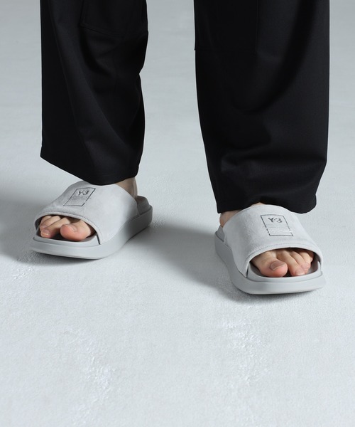 Y-3(ワイスリー)の「Y-3 SLIDE(サンダル・メンズ・グレー・22.5cm/23.5cm/24.5cm/25.5cm/26.5cm/27.5cm/28.5cm/29.5cm)」の1枚目の写真