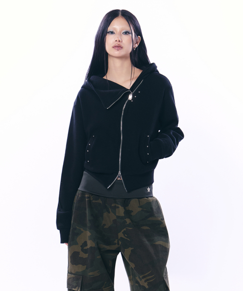 CURVE HOOD ZIP‑UP — черная толстовка на молнии с капюшоном