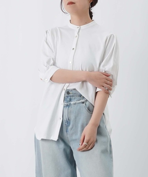 LUCA/LADY LUCK LUCA（ルカ/レディラックルカ）の「LC/LLL セミシルケットバンドカラー5分袖ブラウス（シャツ/ブラウス・レディース・ブルー/オフホワイト/ブラック・FREE）」の2枚目の写真