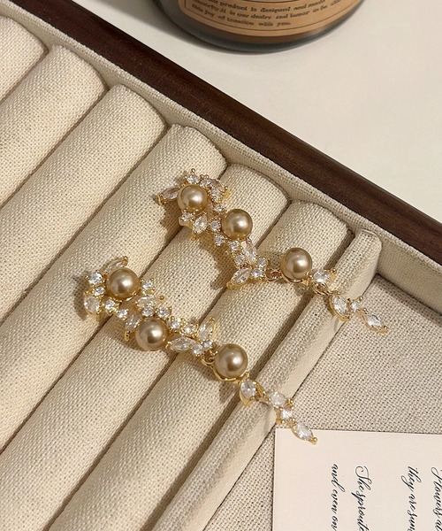 Leja(レジャ)の「【LEJA】マーキスビジューゴールドパールスウィングピアス結婚式 パーティー 成人式 二次会 同窓会 お呼ばれ オケージョン 20代 30代(ピアス(両耳用)・レディース・ゴールド・FREE)」の2枚目の写真