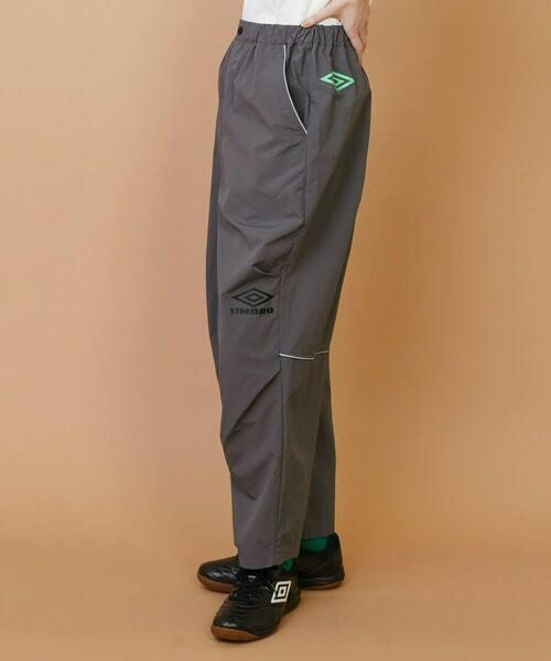 FRAPBOIS（フラボア）の「UMBRO TRACK-PANTS（その他パンツ・レディース・グレー/ブラック・1/2）」の4枚目の写真