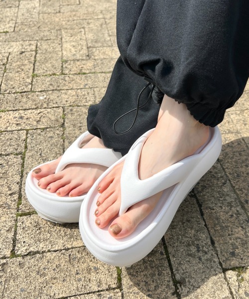 wears(ウェアーズ)の「【軽量・厚底】ボリュームソールビーチサンダル(サンダル・レディース・ブラック/オフホワイト/ベージュ・24.5cm/23.5cm)」の13枚目の写真