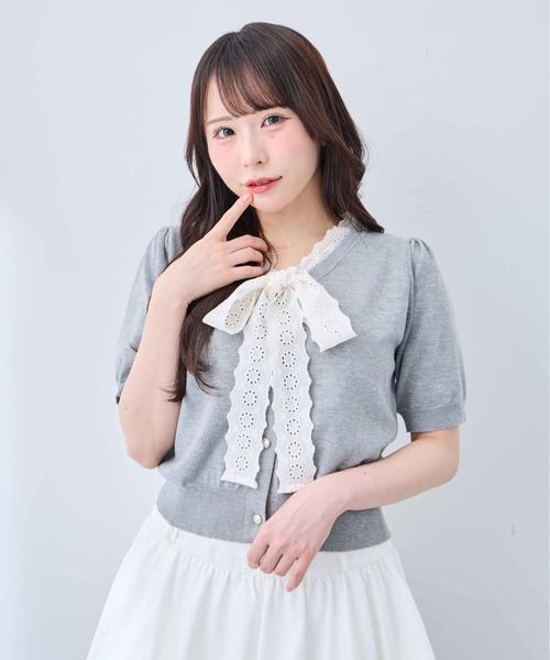 INGNI(イング)の「【WEB限定】レースボウタイ半袖ニット(ニット/セーター・レディース・ブラック/アイボリー/ネイビー/グレー・M)」の1枚目の写真