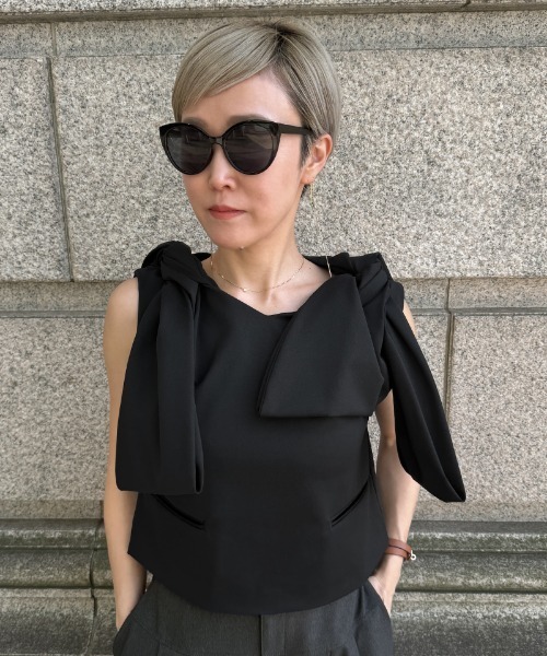 JENNE(ジェンヌ)の「リボンVネックトップス(その他トップス・レディース・ネイビー/ブラック/ホワイト・LARGE/MEDIUM/SMALL)」の2枚目の写真
