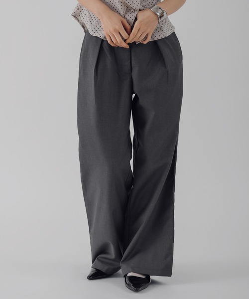 MUHET(ミュエータ)の「waist design straight pants / ウエストデザインストレートパンツ(スラックス・レディース・ブラウン/オフホワイト/チャコールグレー・MEDIUM/SMALL/LARGE)」の1枚目の写真