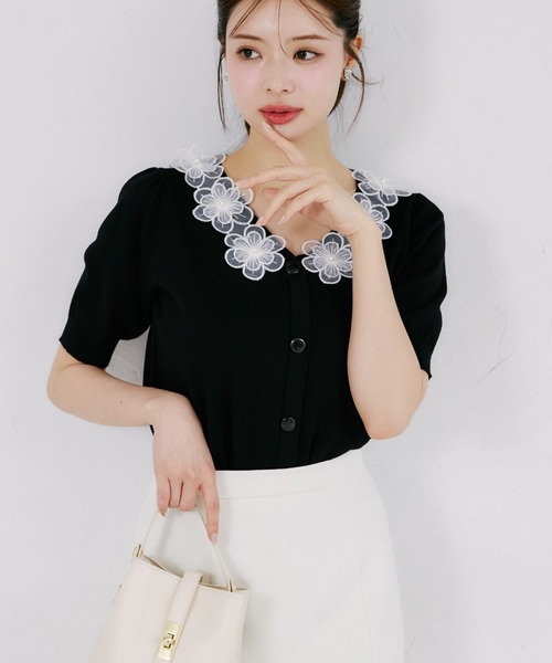 tocco closet(トッコ クローゼット)の「【ZOZO限定】接触冷感フラワーレース襟半袖カーディガン(ニット/セーター・レディース・ラベンダー/ネイビー/ブラック/オフホワイト・M)」の2枚目の写真