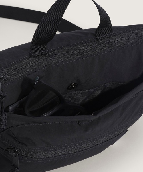 VANS（バンズ）の「WILDER クロスボディバッグ / Wilder Crossbody Black VN000SSHBLK1（ボディバッグ/ウエストポーチ・メンズ・ブラック・ONE SIZE）」の5枚目の写真