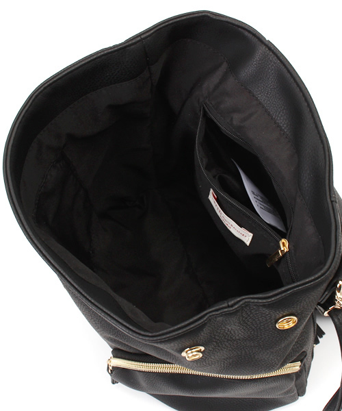 earth music&ecology(アースミュージックアンドエコロジー)の「【MORE5月号掲載】【2016Spring】2way合皮リュック(ショルダーバッグ・レディース・ホワイト/ブラック・FREE)」の12枚目の写真