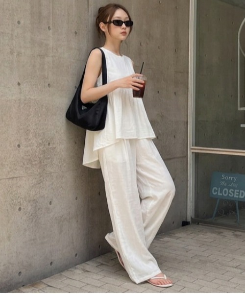 AMELY(エミリー)の「リネン風 バックギャザーセットアップ(アンサンブル・レディース・オフホワイト/ブラック/ベージュ・M/L)」の5枚目の写真