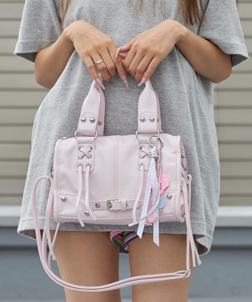 Chick(チック)の「2way Lace-up Studs Belt Hand Bag with Charm / チャーム付き 2WAY レースアップ スタッズ ベルト ハンドバッグ ショルダーバッグ ショルダー取り外し可能 y2k 韓国系 コンパクト ミニ レディース 秋 秋服 2026年秋冬(ショルダーバッグ・レディース・ブラック/ピンク/ブルー/グリーン/アイボリー・FREE)」の5枚目の写真
