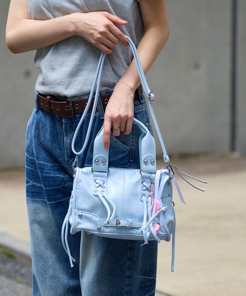 Chick(チック)の「2way Lace-up Studs Belt Hand Bag with Charm / チャーム付き 2WAY レースアップ スタッズ ベルト ハンドバッグ ショルダーバッグ ショルダー取り外し可能 y2k 韓国系 コンパクト ミニ レディース 秋 秋服 2026年秋冬(ショルダーバッグ・レディース・ブラック/ピンク/ブルー/グリーン/アイボリー・FREE)」の4枚目の写真
