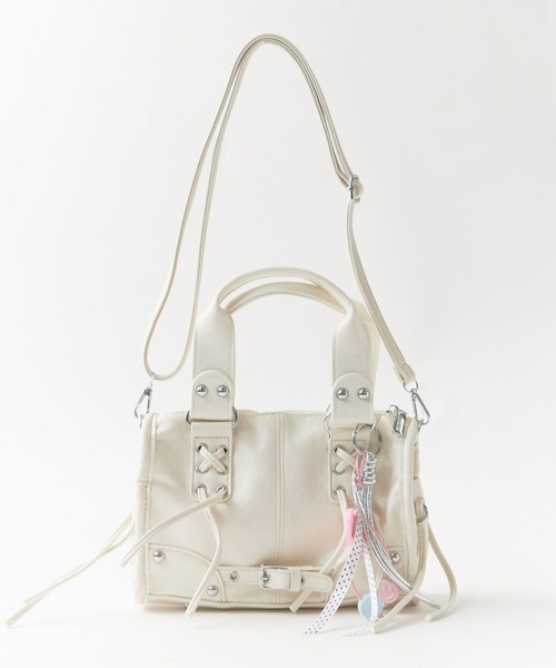 Chick(チック)の「2way Lace-up Studs Belt Hand Bag with Charm / チャーム付き 2WAY レースアップ スタッズ ベルト ハンドバッグ ショルダーバッグ ショルダー取り外し可能 y2k 韓国系 コンパクト ミニ レディース 秋 秋服 2026年秋冬(ショルダーバッグ・レディース・ブラック/ピンク/ブルー/グリーン/アイボリー・FREE)」の2枚目の写真